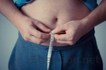 狗狗肚子上和背上有红点有皮屑的缘由何在？该咋办？